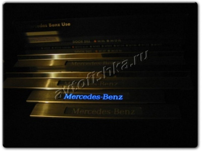 Mercedes C-class W203 декоративные накладки порогов дверных проемов, стальные со светящейся надписью, комплект 4 шт.